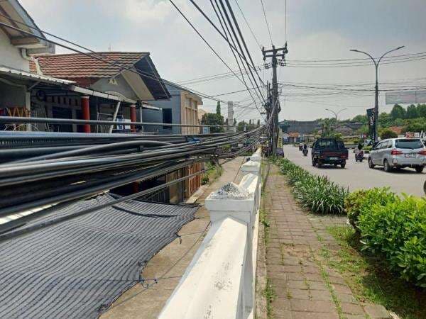 Kabel Semrawut di Telukjambe Bahayakan Pengendara, Warga Desak Penertiban