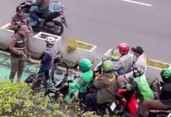 Viral Aksi Pesepeda Perempuan Adang Pemotor di Jalur Sepeda Jalan Sudirman