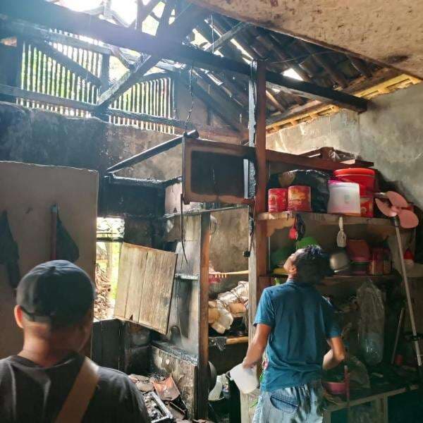Lupa Matikan Kompor, aRumah Warga Panawangan Ciamis Hangus Dilalap Api Lupa Matikan Kompor, aRumah Warga Panawangan Ciamis Hangus Dilalap Api
