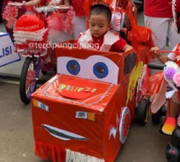 Keseruan Cipung Ikut Lomba Menghias Sepeda, Tiru Karakter Lightning McQueen Keseruan Cipung Ikut Lomba Menghias Sepeda, Tiru Karakter Lightning McQueen