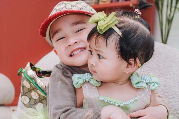 Momen Baby Lily Temani Cipung Belajar Mengaji, Netizen: Kok Anteng Banget Sih? 