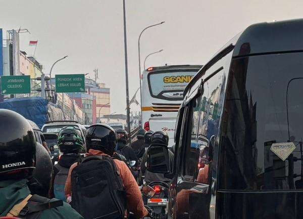 Macet Parah Akibat Kecelakaan Truk di Ciputat, Warga Pilih Jalan Kaki di Flyover