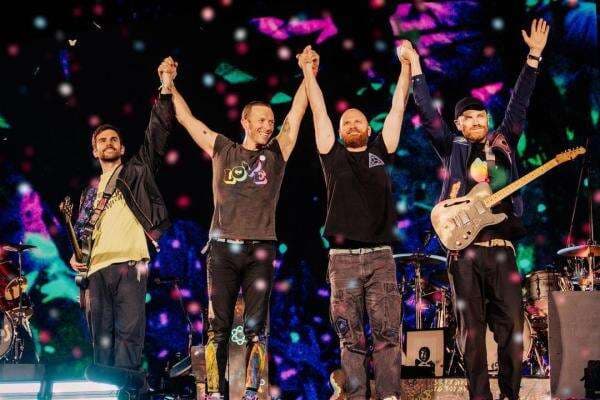 Coldplay Ogah Hapus Tradisi Kiss Cam usai Perselingkuhan Bos Astronomer Terkuak