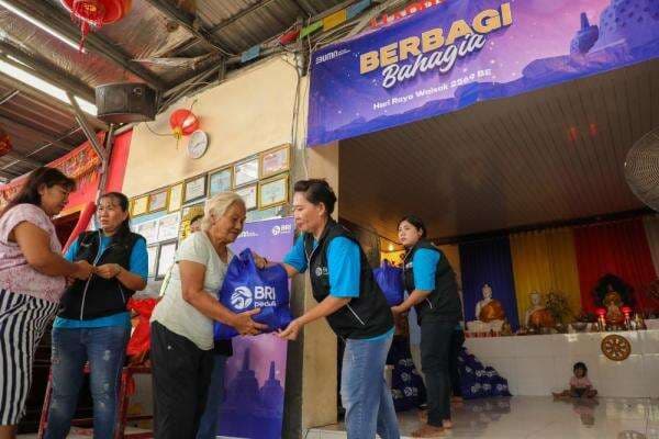 Peringati Waisak, BRI Peduli Salurkan Bantuan Sembako Bagi Ribuan Umat Buddha