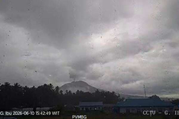Gunung Ibu Erupsi Setinggi 500 Meter, Warga Diminta Jauhi Kawah Gunung Ibu Erupsi Setinggi 500 Meter, Warga Diminta Jauhi Kawah