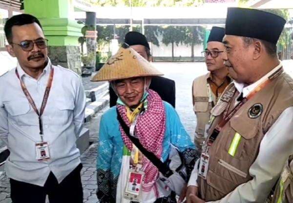Terungkap! Ini Alasan Jemaah Haji Lansia Jalan Kaki Boyolali-Semarang demi Nazar Terungkap! Ini Alasan Jemaah Haji Lansia Jalan Kaki Boyolali-Semarang demi Nazar