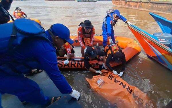 Dua Hari Pencarian di Sungai Mahakam, Korban Kecelakaan Kapal Akhirnya Ditemukan Dua Hari Pencarian di Sungai Mahakam, Korban Kecelakaan Kapal Akhirnya Ditemukan
