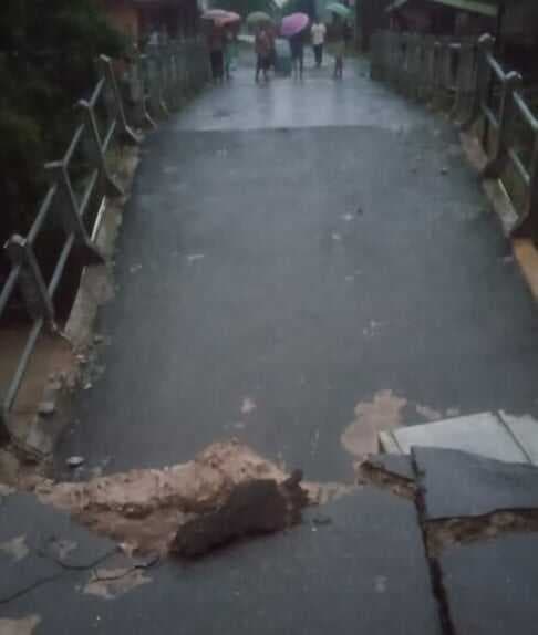 Jembatan Penghubung Kecamatan Ketanggungan - Larangan Brebes Ambruk Usai Diterjang Banjir Jembatan Penghubung Kecamatan Ketanggungan - Larangan Brebes Ambruk Usai Diterjang Banjir