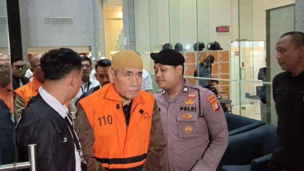 Penampakan 2 Tersangka Kasus Kuota Haji Kenakan Rompi Oranye KPK