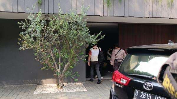 KPK Geledah Rumah Mewah Silmy Karim di Jalan Brawijaya Jaksel, Dikawal Brimob Bersenjata Lengkap