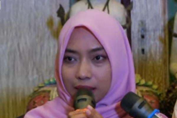 Sambil Menahan Tangis, Istri Kenang Masa Kecil Bersama Arya Daru Pangayunan