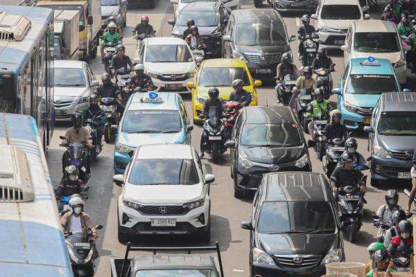 Truk Pecah Ban di Jalan Gatot Subroto Bikin Lalin Padat Pagi Ini