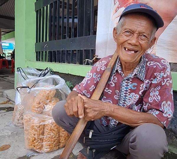 Demi Keluarga di Bandung, Kakek 77 Tahun Ini Tidur di Masjid dan Jualan Kerupuk Keliling Karawang