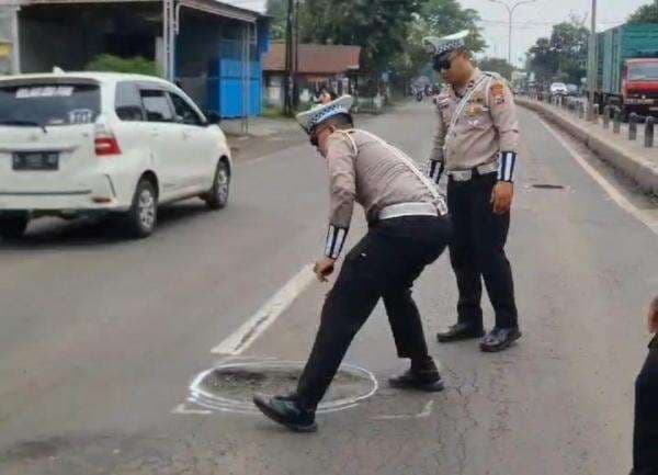 Jalan Raya Jombang Rusak Parah dan Berlubang Akibat Hujan Deras, Satlantas Jombang Bertindak Cepat