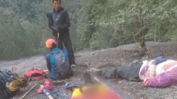 Evakuasi Pendaki Ilegal Jatuh ke Jurang Gunung Semeru Terkendala Peralatan