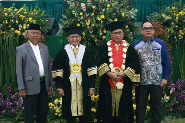 Ijazah Guru Besar Kehormatan Diterbitkan Unissula Bagi Komisioner OJK Agusman