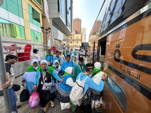 Lambaian Tangan PPIH Iringi 5.499 Jemaah Haji Gelombang Kedua Tinggalkan Makkah