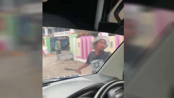 Viral! Pria Bersajam Parang Serang Pengemudi Pikap di Jeneponto, Polisi Tangkap Pelaku Viral! Pria Bersajam Parang Serang Pengemudi Pikap di Jeneponto, Polisi Tangkap Pelaku