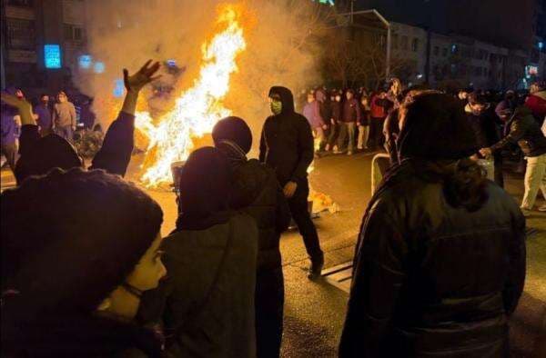 Trump Desak Warga Asing Segera Tinggalkan Iran