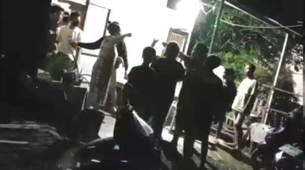 Viral di Medsos, Tiga Remaja Keroyok Korban di Depan Rumah Lantaran Sakit Hati, Kondisinya Begini
