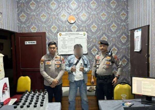 Polisi Gerebek Penjual Miras Lewat Medsos di Mojokerto, Pelaku Asal Surabaya Ditangkap Saat COD