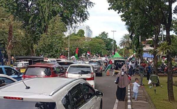 Ada Aksi Bela Palestina di Kedubes AS, Lalin di Jalan Medan Merdeka Selatan Macet