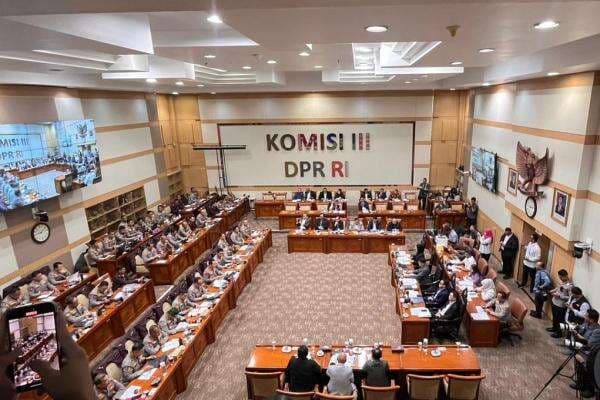 Kapolri Singgung Agustus Kelabu saat Rapat Komisi III DPR: Alhamdulillah Bisa Dikendalikan