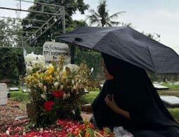 Karina Ranau Datangi Makam Epy Kusnandar Setiap Hari: Mau Cerita Lagi