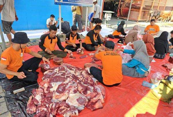 Idul Adha 1446 H, TPS Surabaya Bagikan 2000 Paket Daging Kurban kepada Mitra dan Masyarakat