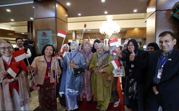 Ibu-Ibu WNI Kompak Sambut Prabowo di Pakistan: Dunia Lihat Indonesia Bermartabat