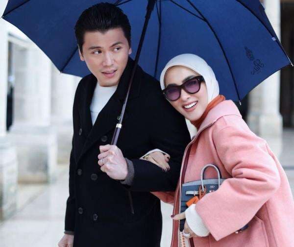 Syahrini Tenteng Tas Senilai Rp5,8 Miliar, Gandeng Manja Reino Barack Liburan di Paris