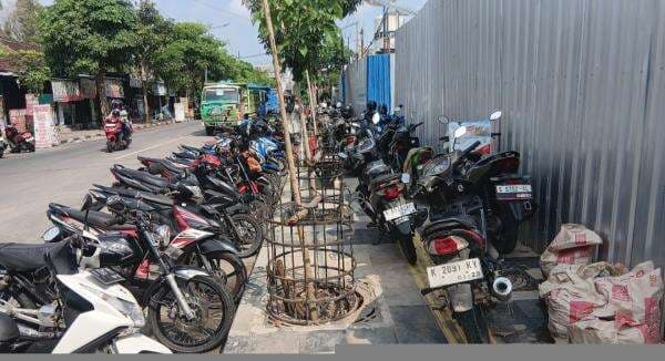 Trotoar di Pusat Kota Bojonegoro Beralih Fungsi Jadi Tempat Parkir dan Warung