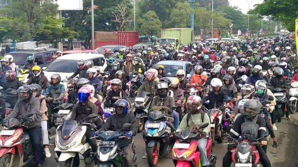 Puncak Arus Mudik: Volume Kendaraan di Jalur Pantura Indramayu Didominasi Sepeda Motor