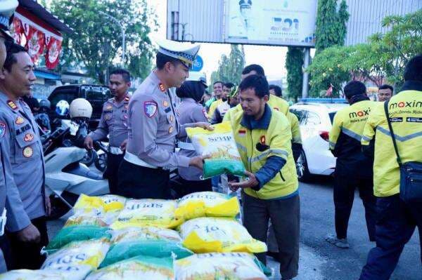 Polisi Berbagi Voucher Beras kepada Pengemudi Ojek Online di Karawang