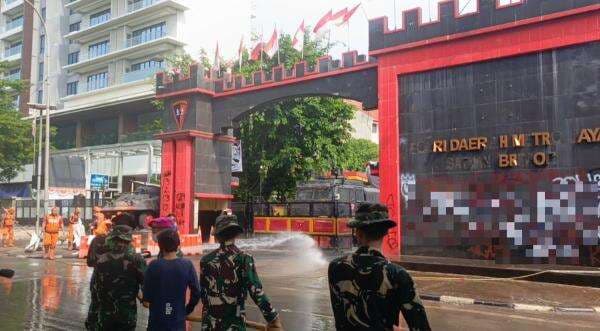 Situasi Kondusif, TNI-Damkar Bersihkan Jalan Depan Mako Brimob Kwitang