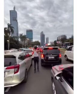Viral! Pemain Sepatu Roda Terobos Jalan Protokol di Tengah Kemacetan Jakarta