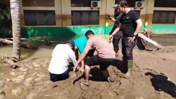 Terperosok saat Tinjau Sekolah, Kadisdik Aceh Terjebak Lumpur Setebal Lebih dari 1 Meter