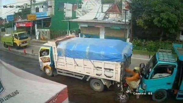Detik-Detik Kecelakaan Tragis 2 Pemotor Tewas Tergencet Truk di Lumajang, Terekam CCTV Detik-Detik Kecelakaan Tragis 2 Pemotor Tewas Tergencet Truk di Lumajang, Terekam CCTV