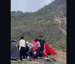 Viral! 2 Perempuan Berantem Rebutan Cowok, Saling Jambak saat Mendaki Gunung Talang