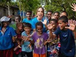 Momen Cinta Laura Kunjungi Papua, Dapat Pelukan Hangat Anak-Anak Asmat