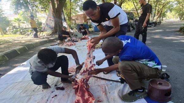 UMS Sembelih 7 Ekor Sapi Kurban, Internalisasi Nilai Ketaatan dan Semangat Berbagi