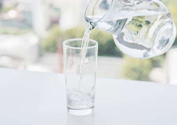 Minum Air Putih yang Cukup Bisa Jaga Fungsi Otak dan Konsentrasi