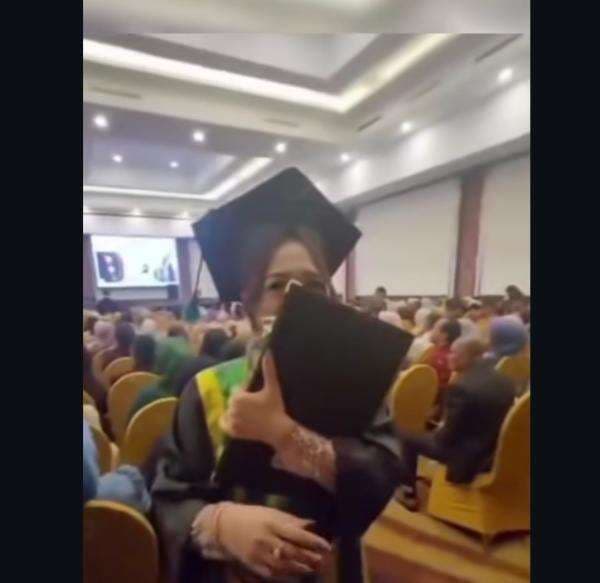 Viral! Istri Labrak Selingkuhan Suami saat Wisuda, Karangan Bunga Jadi Sorotan