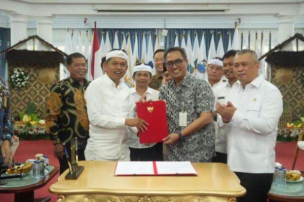 Kolaborasi Strategis Kemenhub, Pemprov Jawa Barat, dan KAI Perkuat Konektivitas Transportasi di Jawa Barat Kolaborasi Strategis Kemenhub, Pemprov Jawa Barat, dan KAI Perkuat Konektivitas Transportasi di Jawa Barat