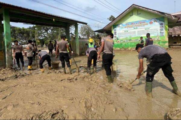 Polri Bantu Bersihkan Sekolah Terdampak Banjir, SD di Aceh Tamiang Siap Belajar Normal