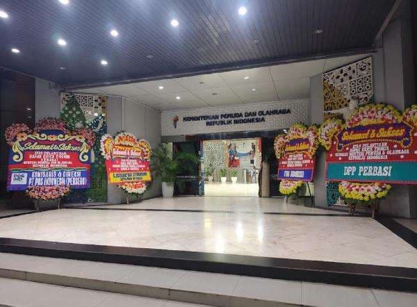 Erick Thohir Jadi Menpora RI, Kantor Kemenpora Dihiasi Karangan Bunga