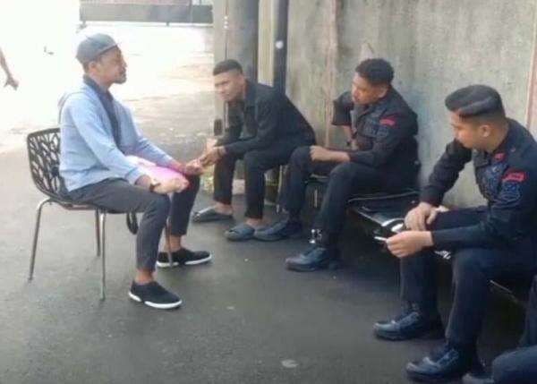 Detik detik Oknum Brimob Gembok dan Tongkrongi Rumah Hayono Isman Mantan Menpora Era Soeharto