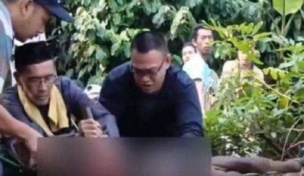 Viral, Pria Berpeci Hitam Meninggal saat Menyembelih Hewan Kurban bikin Warga Panik!