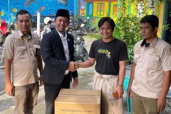 Legislator Fraksi Perindo Dina Masyusin Serahkan 16 Sound System ke Warga Rawa Buaya