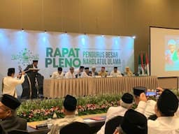 KH Miftachul Akhyar Pimpin Pleno PBNU, Khofifah hingga Gus Ipul Hadir
